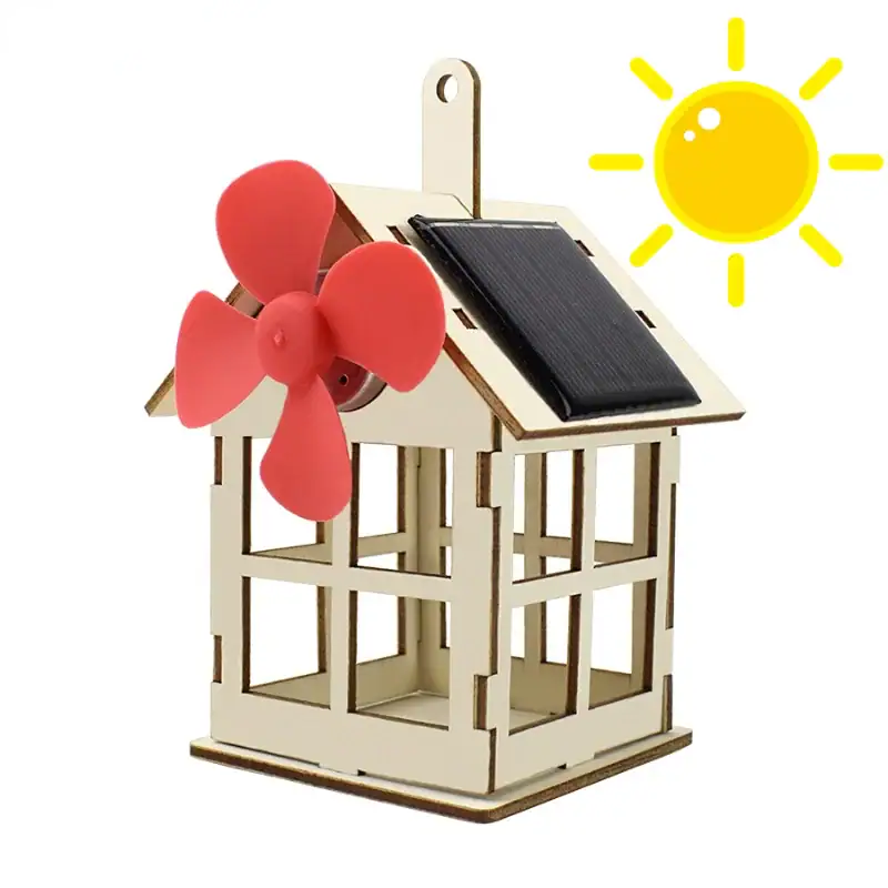 jouet-maison-solaire-1 Modèle de petite maison solaire avec moulin à vent en plastique rose et panneau solaire noir, illustrant une éolienne domestique écologique.