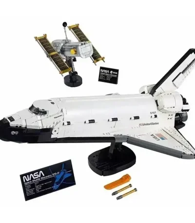 Vaisseau spatial LEGO NASA avec figurines et accessoires pour la décoration scientifique.