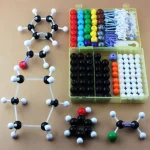 Modèle moléculaire avec kit de balles colorées et bâtons pour l'apprentissage de la chimie.