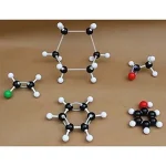 Modèle moléculaire éducatif représentant différentes structures chimiques avec boules colorées et tiges en plastique.