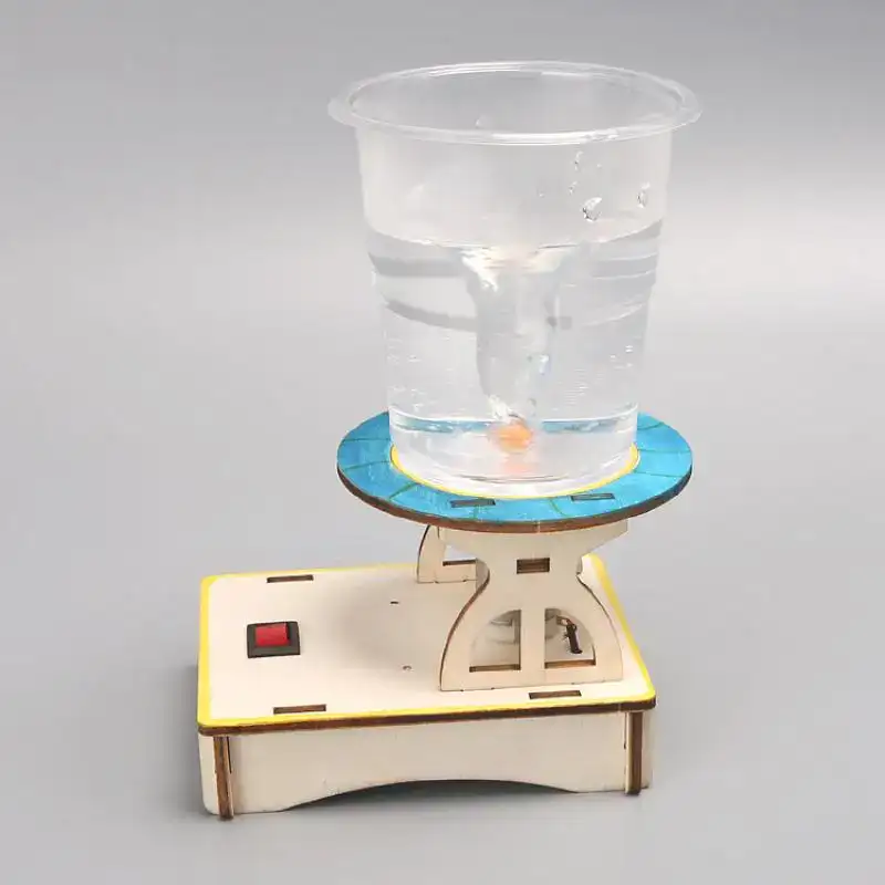 kit-educatif-electricite-diy-1 Balanceur de liquide scientifique avec support en bois et verre d'eau en mouvement.