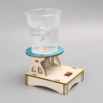 Réacteur chimique miniature en bois avec récipient en plastique pour expériences éducatives.