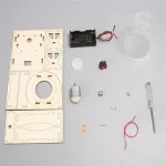 Ensemble de composants pour montage expérimental, incluant un panneau en bois, moteur, pile, interrupteur, ampoule, et divers petits accessoires, destiné à des projets éducatifs ou scientifiques.