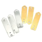 Plaques métalliques en aluminium et laiton pour expériences scientifiques, utilisées en laboratoire ou en décoration scientifique.