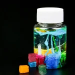 Bouteille de gel luminescent avec cubes colorés, idéale pour la décoration scientifique et éducative, apportant une touche de lumière et de couleur à votre espace.