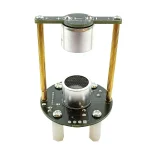 Pédale de synthèse sonore vintage avec composants métalliques et câblage visible, utilisée pour créer des sons électroniques expérimentaux.