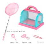 Filet de pêche en métal avec manche en plastique rose, parfait pour attraper des insectes ou petits animaux dans la nature ou le jardin.