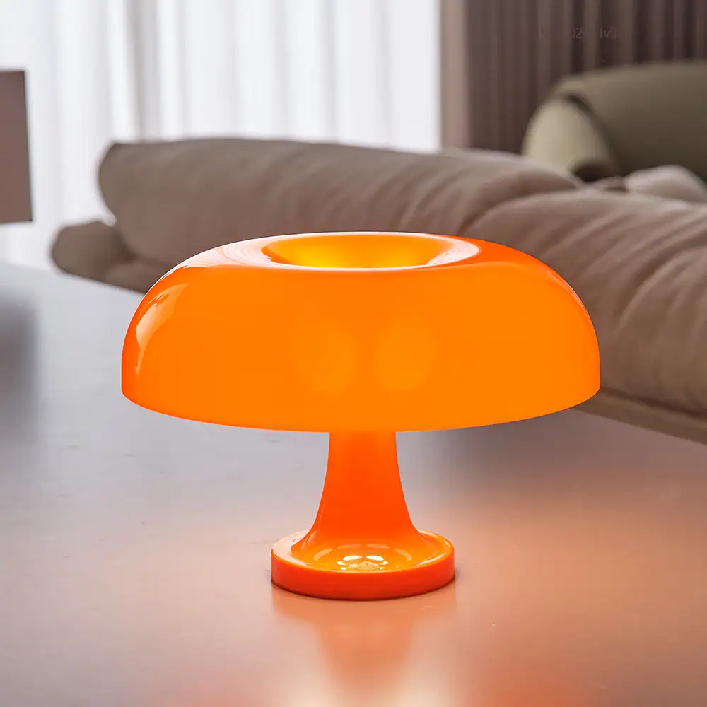 lampe-a-poser-originale-champignon-design-1 Lampe de table orange en verre soufflé, design moderne et coloré, idéale pour la décoration intérieure ou comme objet de collection scientifique.