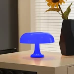 Lampe de décoration en forme de champignon en verre bleu, idéale pour une décoration originale et moderne.