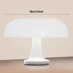 Lampe de bureau blanche au design minimaliste, inspirée d'un champignon, idéale pour la décoration scientifique ou moderne.