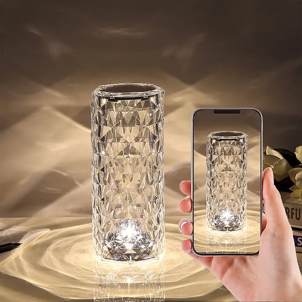 lampe-a-poser-originale-cristal-1 Vase en cristal transparent avec motif géométrique, idéal pour décoration intérieure ou comme pièce de collection. Parfait pour mettre en valeur des fleurs ou comme objet décoratif.