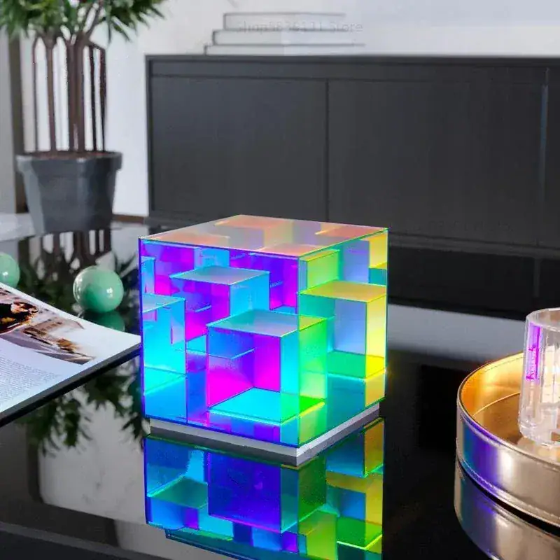 lampe-a-poser-originale-cube-infini-1 Cube lumineux en acrylique avec effets de couleurs vives, idéal pour la décoration de bureau ou espace scientifique.