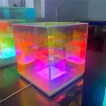 Cube lumineux en acrylique coloré pour décoration scientifique.