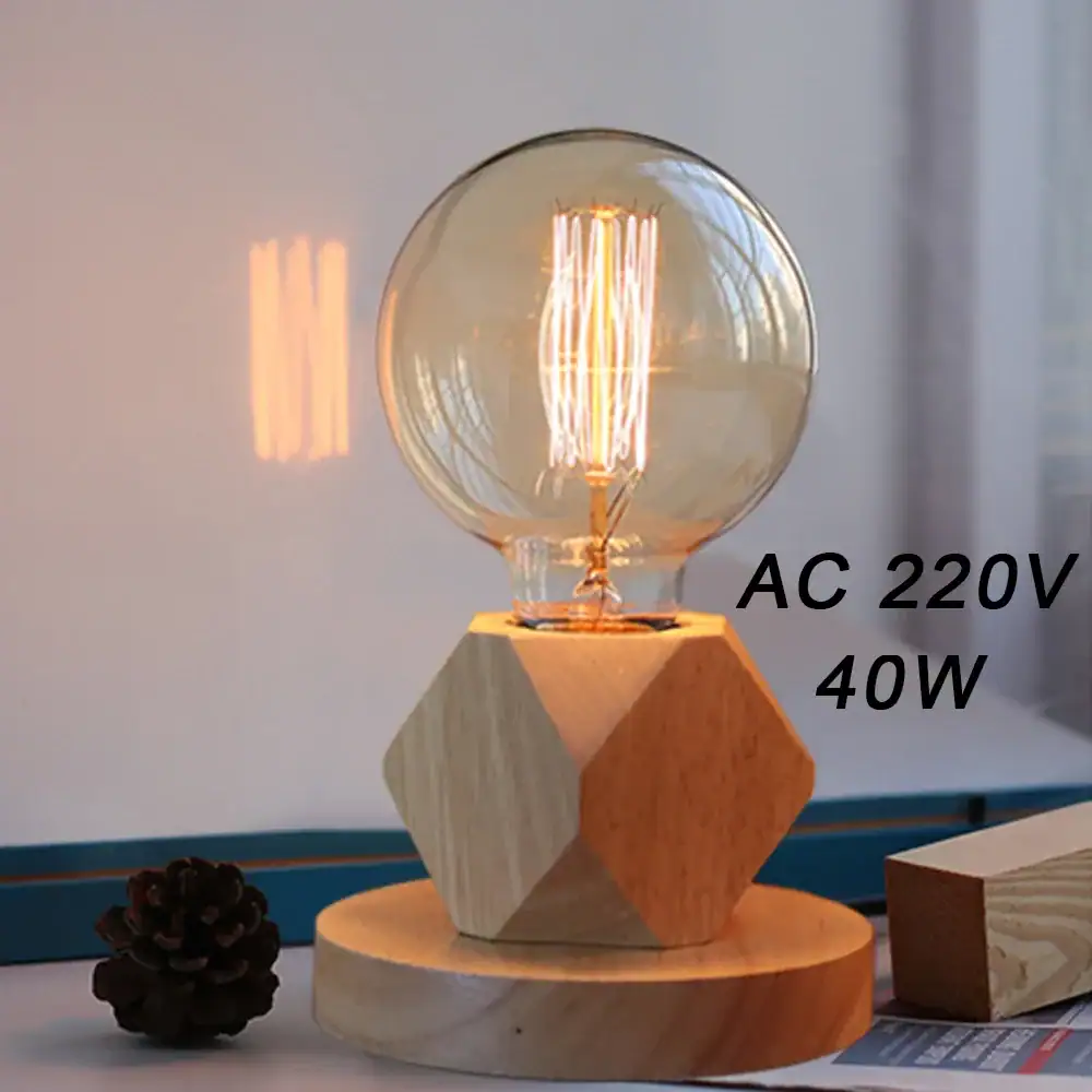 lampe-a-poser-originale-en-forme-dampoule-1 Ampoule LED vintage avec base en bois pour décoration intérieure.