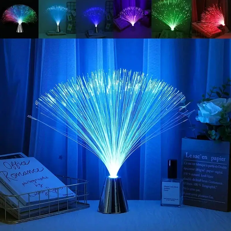 lampe-a-poser-originale-fibre-optique-1 Lampe fibre optique LED bleue illuminant une pièce, créant un effet lumineux spectaculaire avec des fibres qui s'étendent en éventail. Parfaite pour la décoration d'intérieur ou comme objet scientifiq.