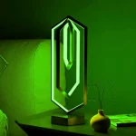 Lampe LED en forme de diamant, éclairage vert vif, décoration moderne pour intérieur, ambiance futuriste, idéale pour salon ou chambre.