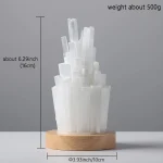 Cristal de sélénite translucide de 16 cm de hauteur, pesant environ 500 g, présenté sur un socle en bois, idéal pour la décoration et la méditation.