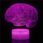 Représentation artistique d'un cerveau en néon violet 3D, avec des lignes lumineuses détaillées sur fond noir, illustrant la complexité du cerveau humain.