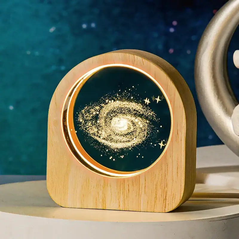 lampe-de-chevet-galaxie-1 Lampe décorative en forme de galaxie avec lumière LED, idéale pour une décoration scientifique ou cosmique dans une chambre ou un bureau.