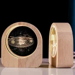Panneau en bois avec représentation des planètes du système solaire et éclairage LED intégré.