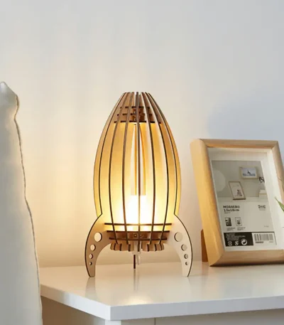 Lampe de bureau en bois avec design moderne et éclairage chaud, idéale pour un espace de travail ou de lecture.