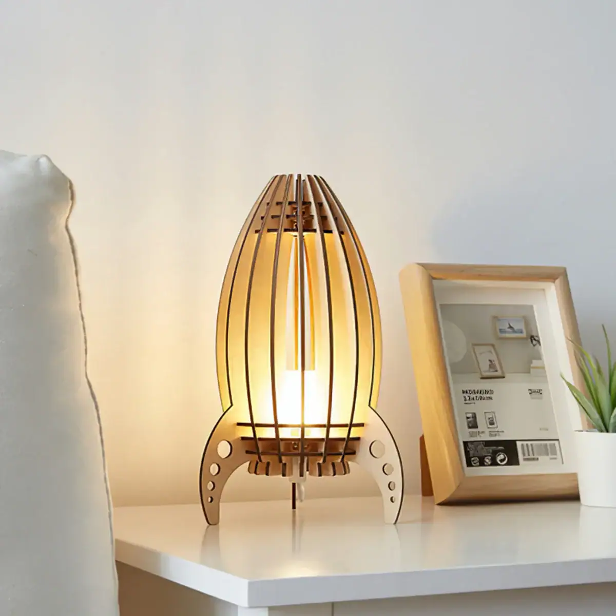 lampe-fusee-bois-1 Lampe de bureau en bois avec design moderne et éclairage chaud, idéale pour un espace de travail ou de lecture.