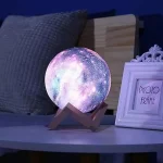 Lampe de lune 3D avec support en bois, décoration d'ambiance pour chambre ou salon, lumière douce et apaisante, objet scientifique décoratif.