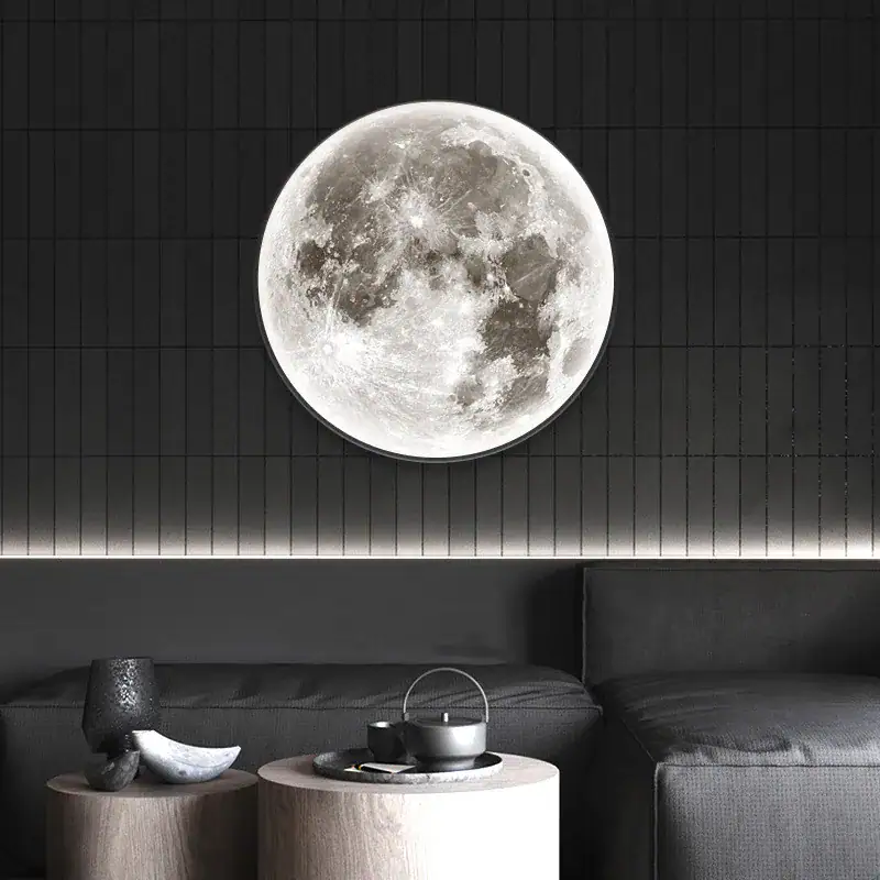 lampe-lune-murale-1 Décoration murale avec une grande lune lumineuse, apportant une ambiance apaisante et mystérieuse à la pièce. Parfaite pour un intérieur moderne ou scientifique.