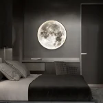 Lampe murale en forme de pleine lune illuminant une chambre moderne avec un mur gris foncé, créant une ambiance apaisante et mystérieuse.