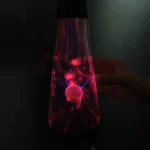 Lampe de bureau en forme de bouteille avec éclairage électrique et effets lumineux.