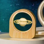 Lampe Saturne en bois avec éclairage LED, décoration scientifique moderne.