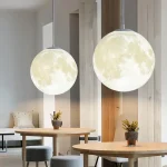 Lampe suspendue en forme de lune pour décoration intérieure.