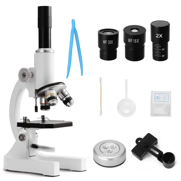 Microscope scientifique avec objectifs, pince, coton-tige, et accessoires pour expériences. Parfait pour la recherche, l'éducation et la décoration scientifique.