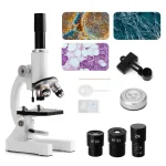 Microscope de laboratoire avec objectifs, lamelles et accessoires pour observation scientifique précise.