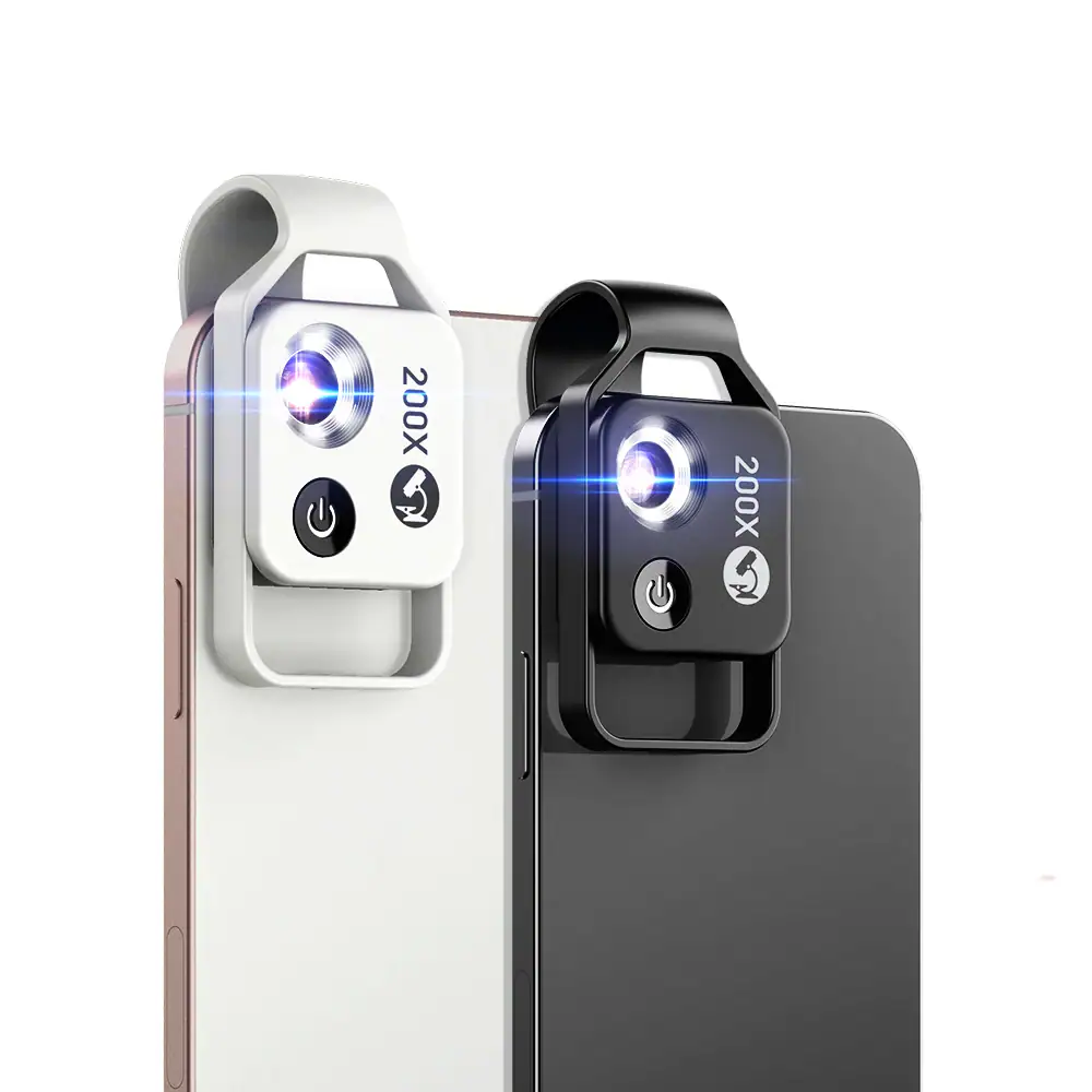 microscope-smartphone-a-clipser-1 Lampe de poche LED compacte avec zoom 200x, idéale pour la science et l'exploration. Facile à utiliser, avec un design élégant en blanc et noir, parfaite pour les activités scientifiques ou de camping.