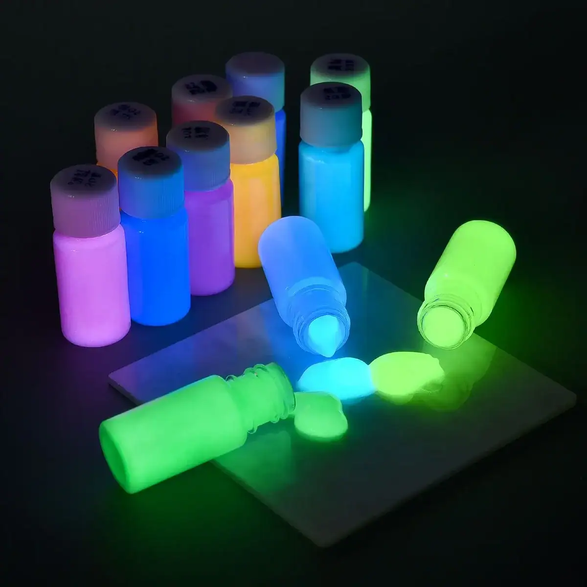 peinture-acrylique-fluorescente-1 Flacons de peinture phosphorescente fluorescente émettant une lumière vive dans l'obscurité, parfaits pour la décoration et les projets artistiques lumineux.
