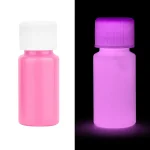 Bouteille de fluorescéine rose et violette, illustrant la luminescence sous lumière UV, utilisée en sciences pour la détection et l'observation.