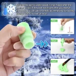 Pinceau en silicone vert utilisé pour des expériences scientifiques ou éducatives, illustrant la manipulation de matériaux dans un contexte pédagogique.