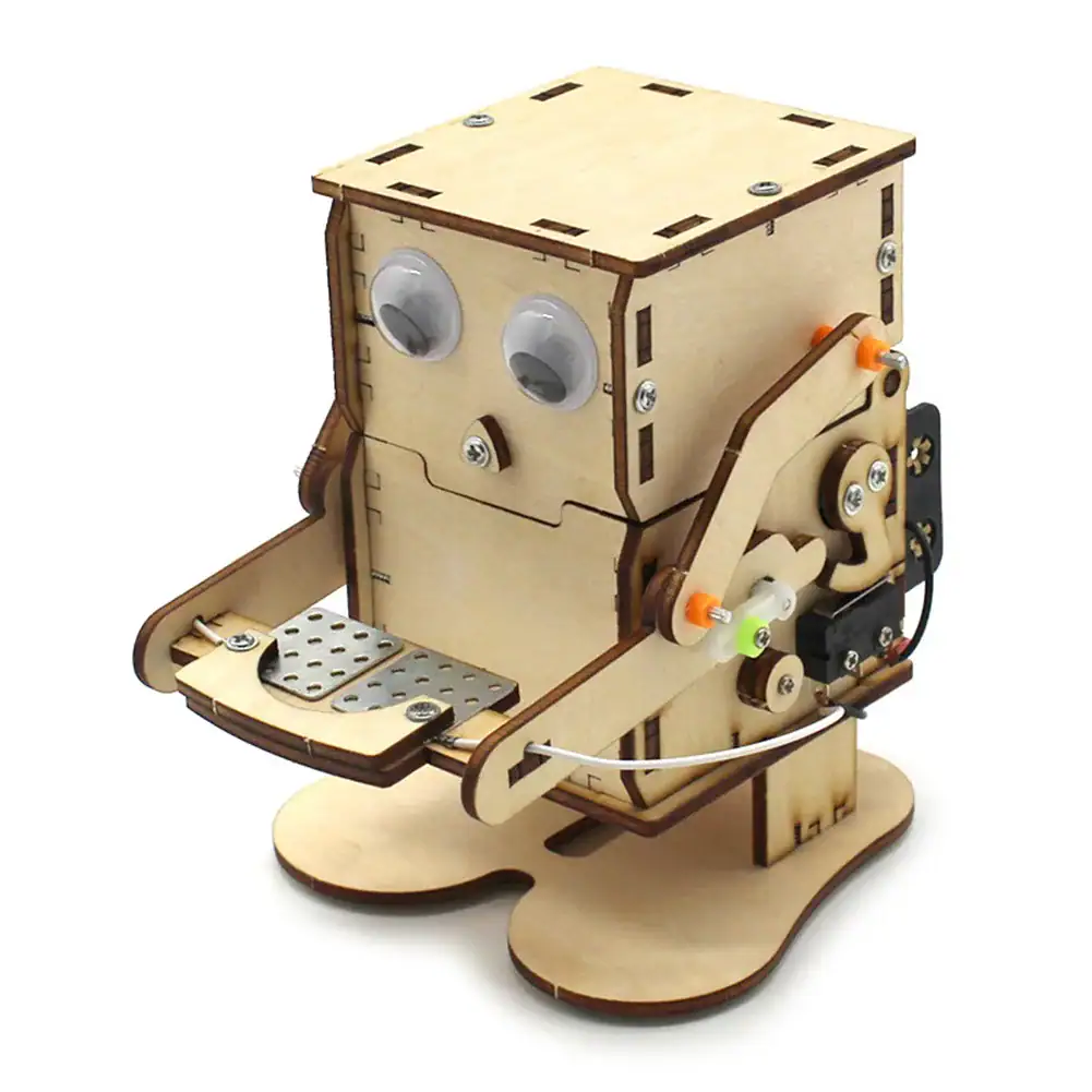 robot-tirelire-diy-1 Robot en bois avec yeux en boutons, bras articulés et base stable, idéal pour l'apprentissage et la décoration scientifique.