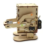 Robot éducatif en bois avec mécanismes mobiles et composants électroniques. Parfait pour apprendre la robotique et la programmation de manière ludique et interactive.