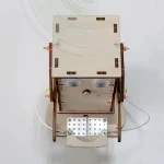 Robot éducatif en bois avec capteurs, roues et composants électroniques pour projets scientifiques et éducatifs.