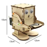 Robot en bois éducatif avec bras articulé, composants électroniques et base en bois, mesurant 15 cm de haut, 13 cm de large et 12 cm de profondeur, idéal pour l'apprentissage de la robotique.