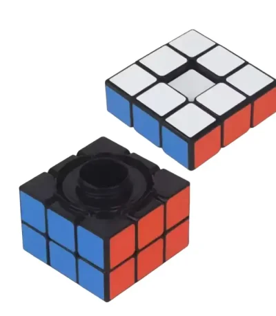 Cube Rubik's classique avec faces colorées en blanc, rouge et bleu, utilisé pour les jeux de réflexion et de logique.