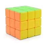 Cube de Rubik avec des couleurs vives, parfait pour la décoration de bureau ou d'espace scientifique.
