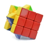 Cube Rubik's coloré avec pièces rouges, jaunes, vertes et bleues, en position de rotation, illustrant un défi de logique et de puzzle.