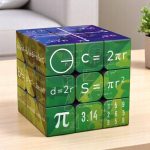 Cube éducatif avec formules mathématiques et scientifiques, idéal pour l'apprentissage ludique des sciences.
