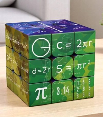 Cube éducatif avec formules mathématiques et scientifiques, idéal pour l'apprentissage ludique des sciences.
