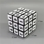 Cube puzzle numérique avec chiffres de 1 à 9 sur chaque face, dimensions 5,7 cm, idéal pour la décoration scientifique ou comme objet éducatif.