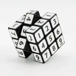 Cube puzzle numéroté en plastique noir et blanc, parfait pour stimuler la réflexion et la logique, idéal comme décoration scientifique ou objet éducatif.