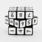 Cube numérique avec chiffres et fonctions pour décoration et apprentissage scientifique.